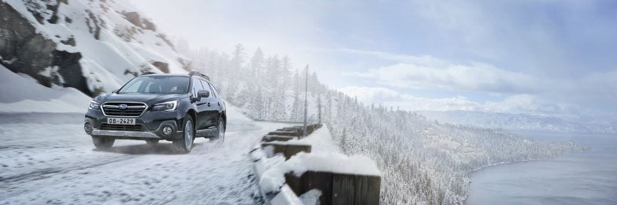 Subaru Outback gris, en un lugar montañoso.