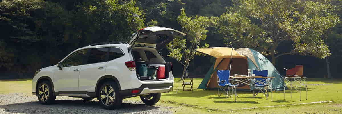 Subaru Outback con tienda de acampar