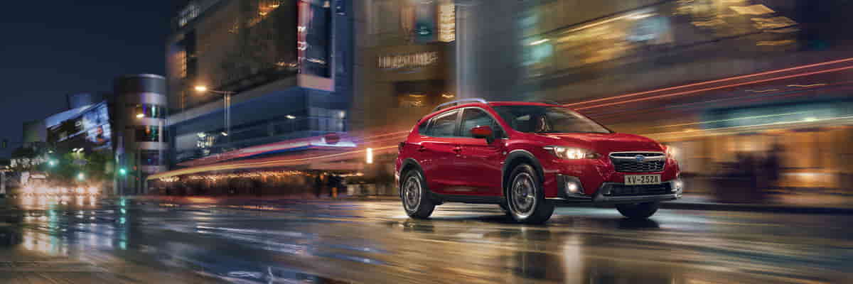 Subaru New XV rojo en ciudad 
