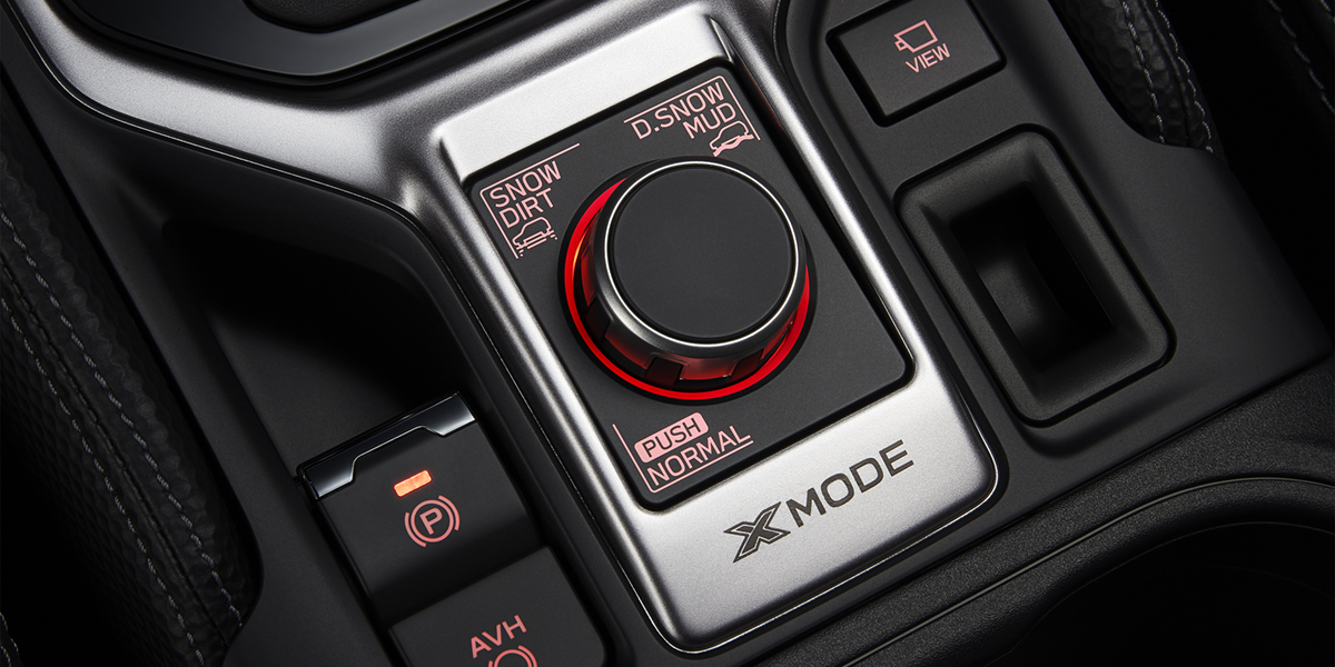 Interior del vehículo Subaru que muestra la consola con la función X-Mode