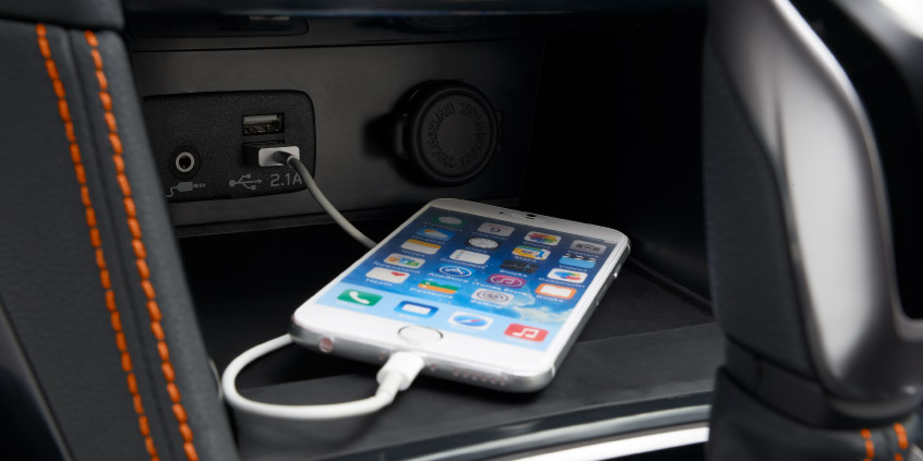 Cargador: debemos asegurarnos de tener opciones para cargar nuestros dispositivos electrónicos mientras viajamos en auto.